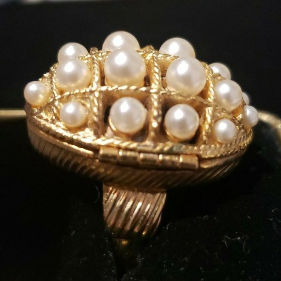 Large Oval-Shaped Lattice Dome Locket Ring With Faux Pearls by Avon - Picture 4 of 12